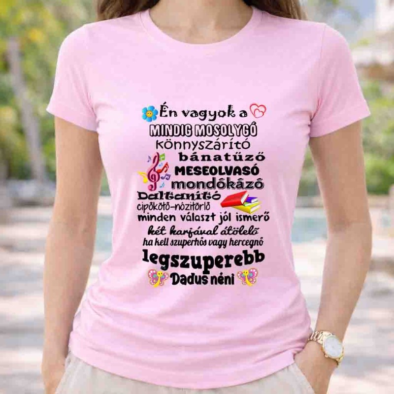 Mindíg mosolygós dadus néni