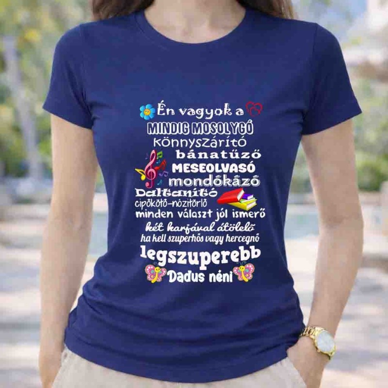 Mindíg mosolygós dadus néni