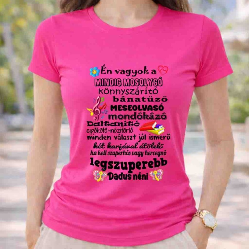 Mindíg mosolygós dadus néni