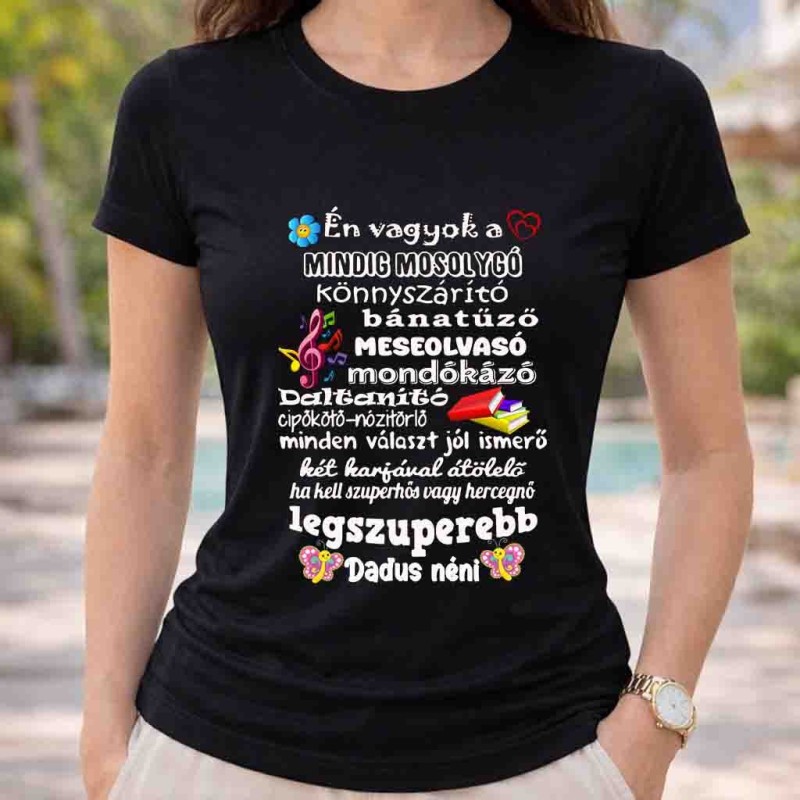 Mindíg mosolygós dadus néni