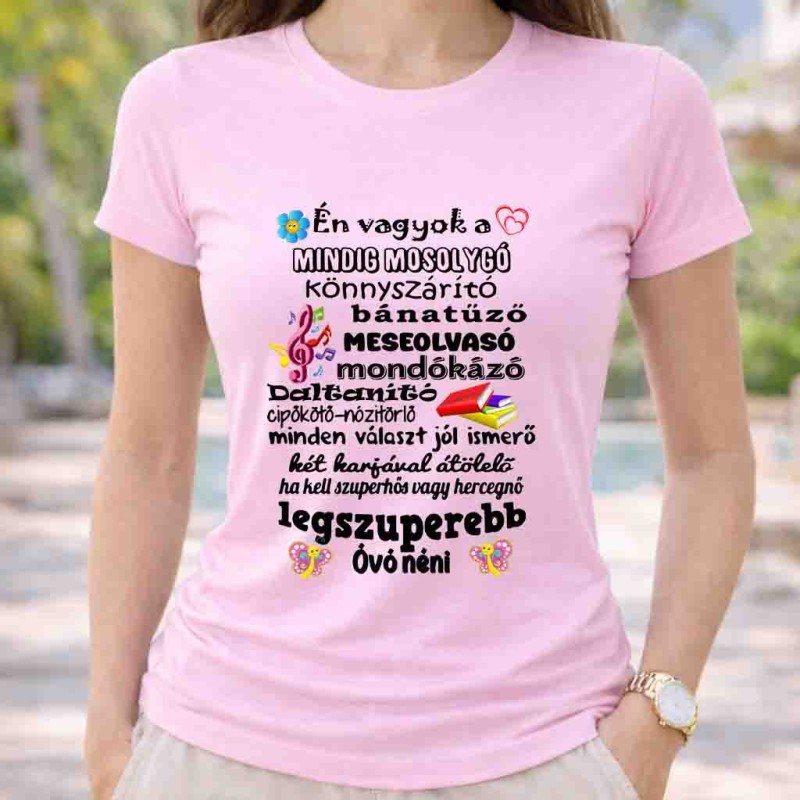 Mindíg mosolygós óvó néni