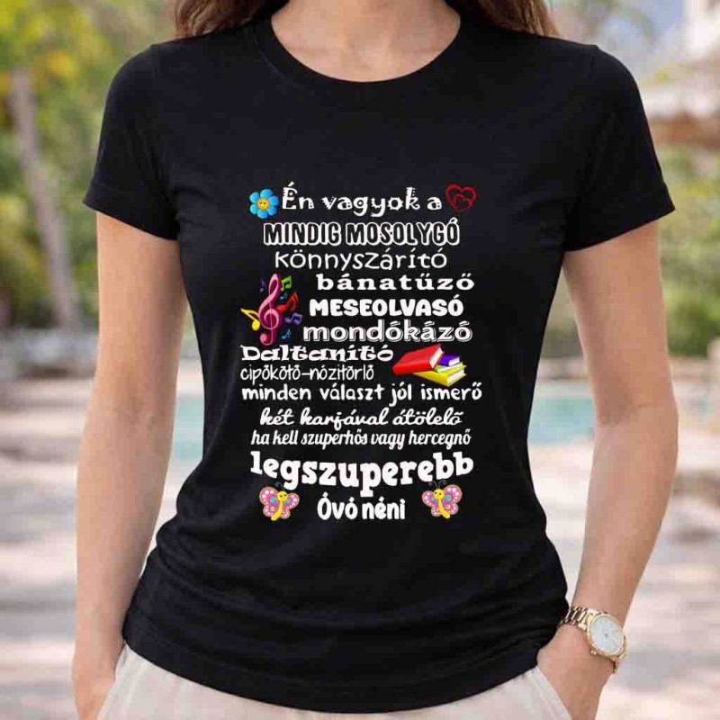 Mindíg mosolygós óvó néni