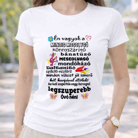 Mindíg mosolygós óvó néni